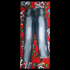 No Boundaries a bit stretchy..Mid rise skinny jean